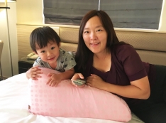 【推薦】 ﹤文/江婕瑋 職能治療師 推薦﹥可舒緩久站不適、哺乳期腰背靠、看電視滑手機支撐,台灣設計製造的MIT品牌!GreySa格蕾莎│抬腿枕(粉紅圓點)|