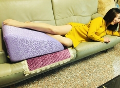 【推薦】 抬腿枕推薦GreySa格蕾莎抬腿枕紫藤豹紋符合人體腿部曲線設計是我上班最佳靠墊,舒緩我的腿部和腰部超舒服,老師久站靜脈曲張看電視上網最棒靠背枕